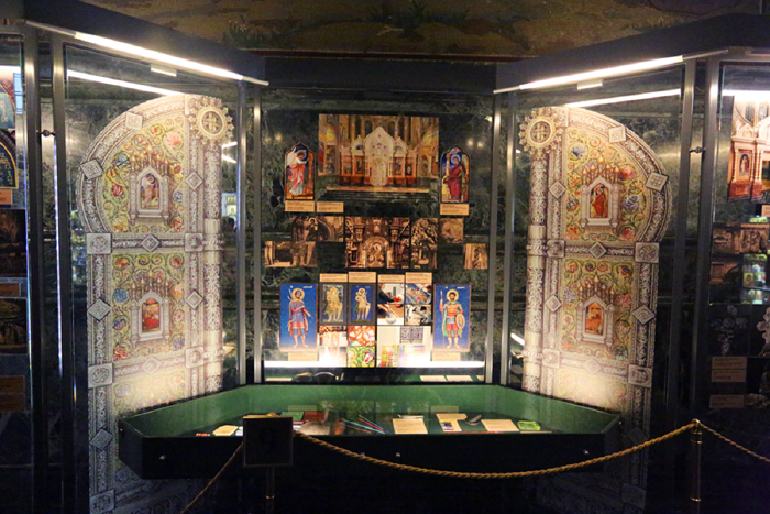 如果说圣伊萨克教堂是艺术博物馆,那么救世主滴血教堂就是艺术本身.