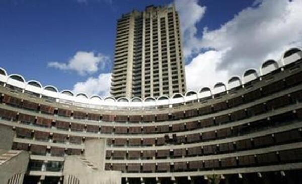 坐落于英国伦敦市中心的巴比肯艺术中心(barbican centre)享有盛誉,曾