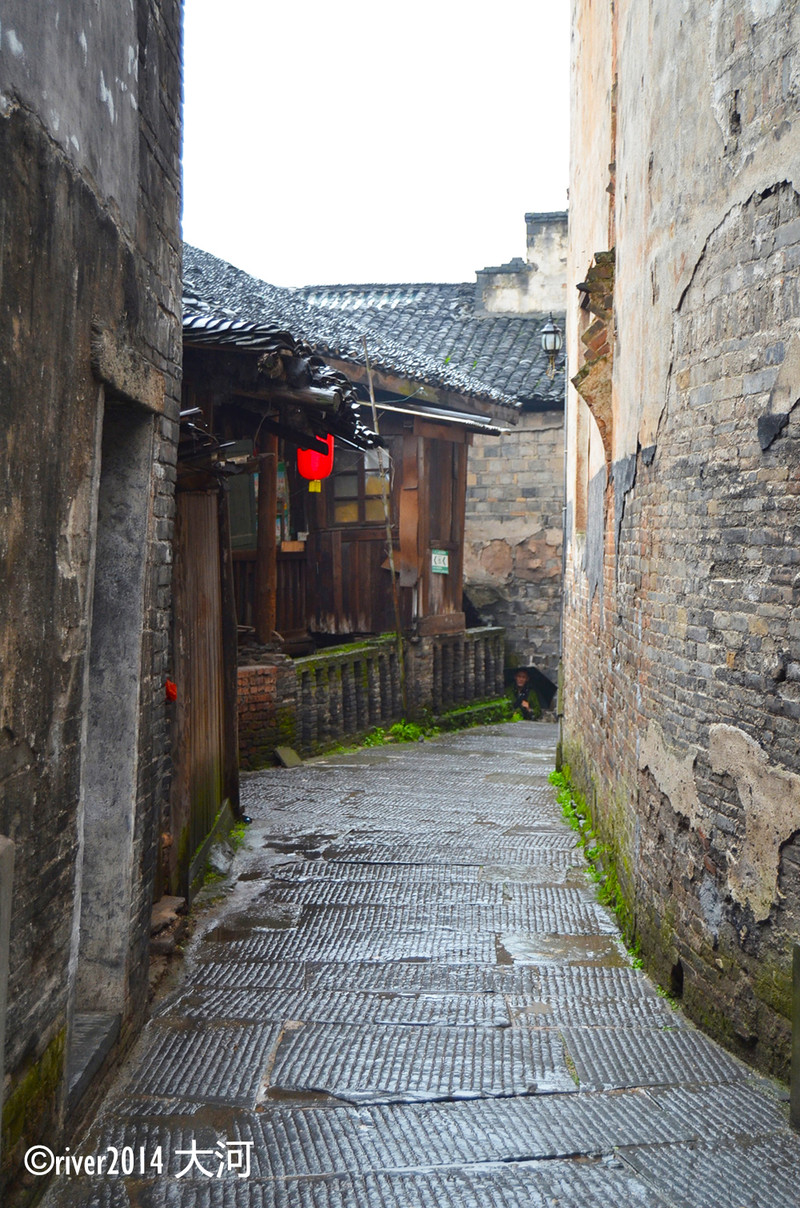 古城内,处处都是高墙大院,青石路面.