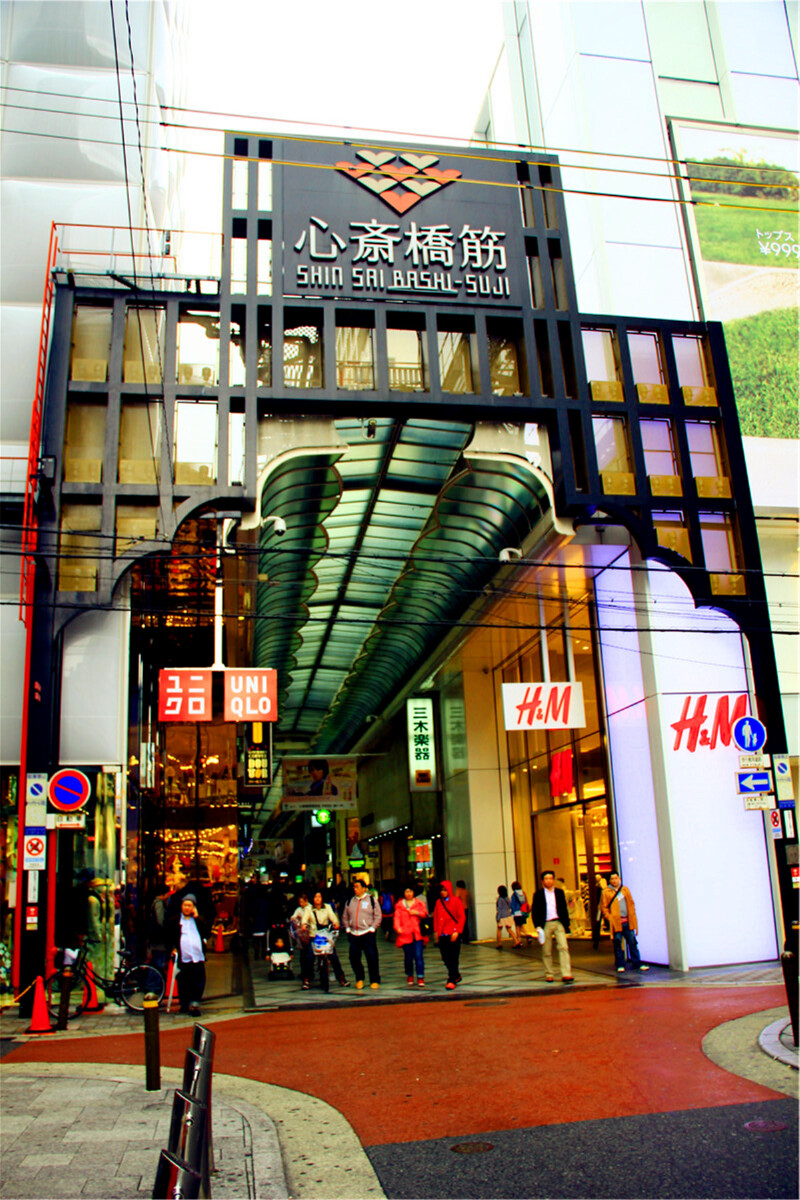 心斋桥筋商业街,南北走向,长约600米.