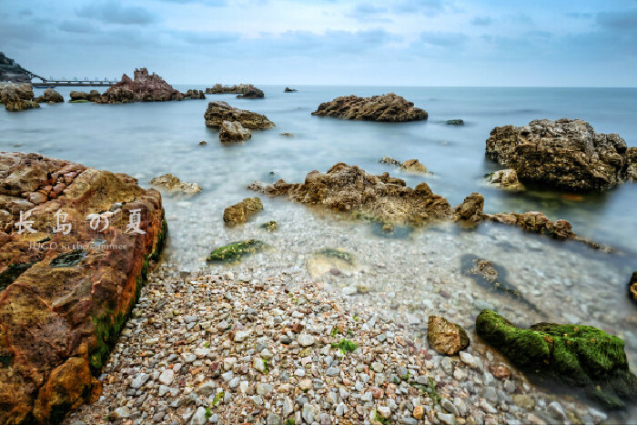 月牙湾公园 站在星芒闪耀礁石上的貌似像踩着高跟鞋一样的六叔.