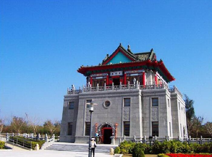 还陈列了许多大炮,坦克,飞机,雷达车之类的,还修了一个蒋经国纪念堂