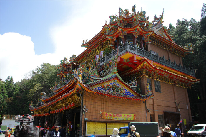 这座外观华丽的庙宇就是阿里山的受镇宫.