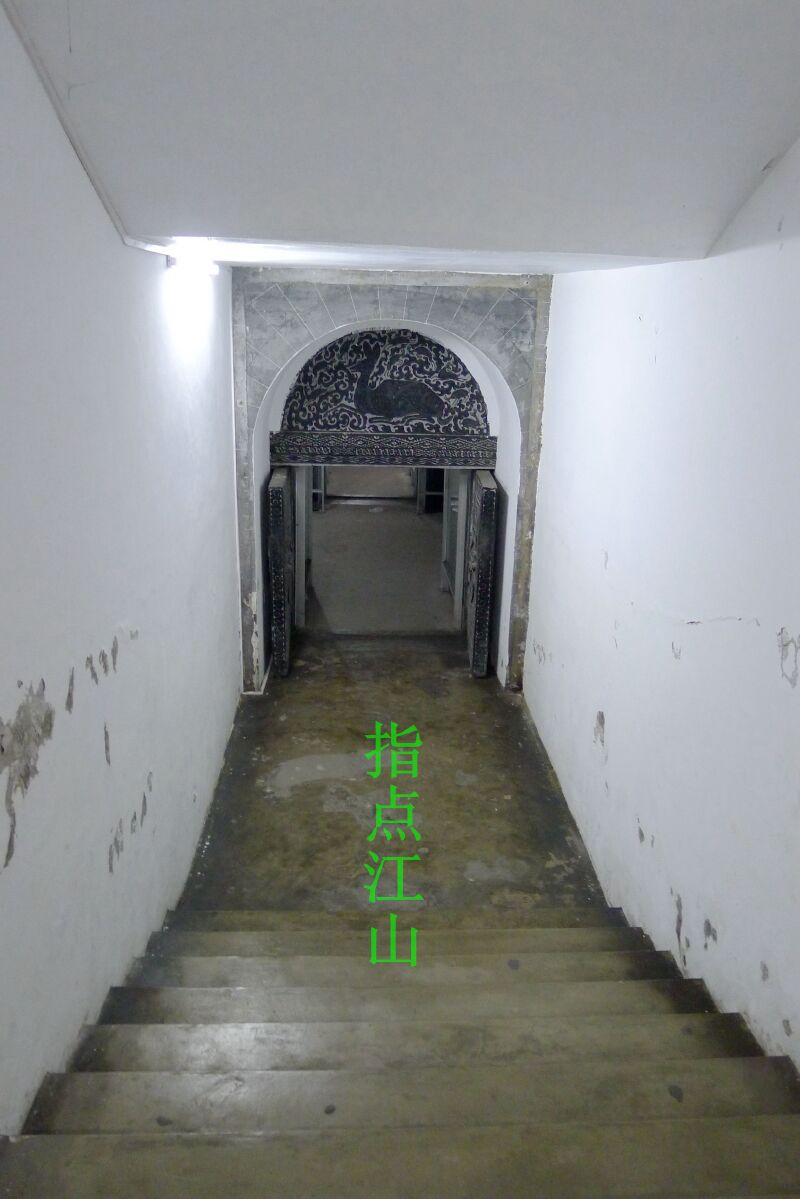 图为下到二号墓墓道的台阶