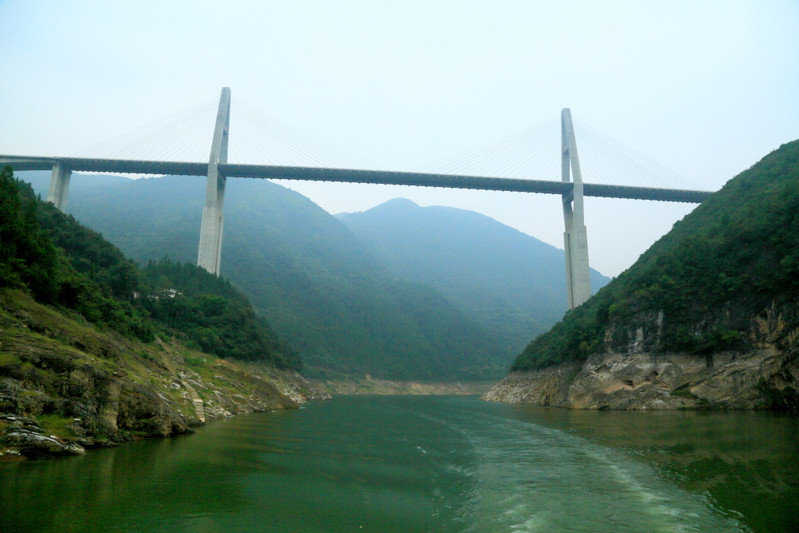 而今沪蓉高速公路大桥已横跨神农溪.