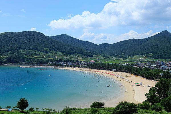 青島第六海水浴場位於前海棧橋的西側,離火車站只有200米左右的距離