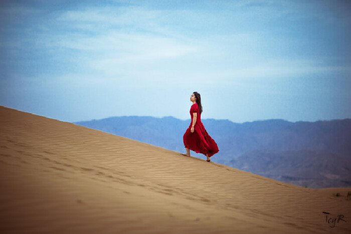 你一直很爱看东邪西毒我一直很想去电影里那样的大漠拍烈焰红裙