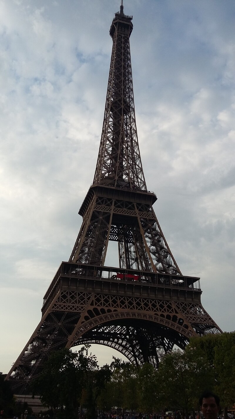 土豪金色的艾菲尔铁塔全貌