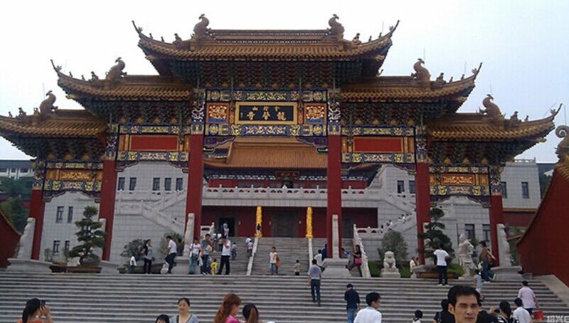 会稽山龙华寺位于市区都泗门内,坐落于在大香林南边会稽山上,坐北朝南