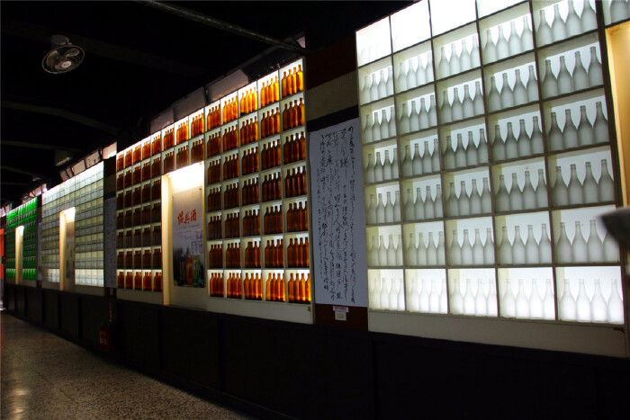 用各种玻璃酒瓶堆成的酒瓶墙.