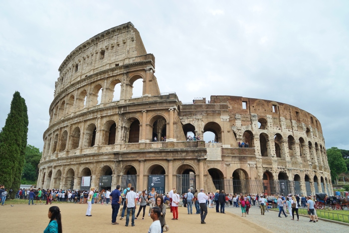 斗兽场建于公元72——82年,占地2万平方米,围墙高57米,能容纳9万人,是