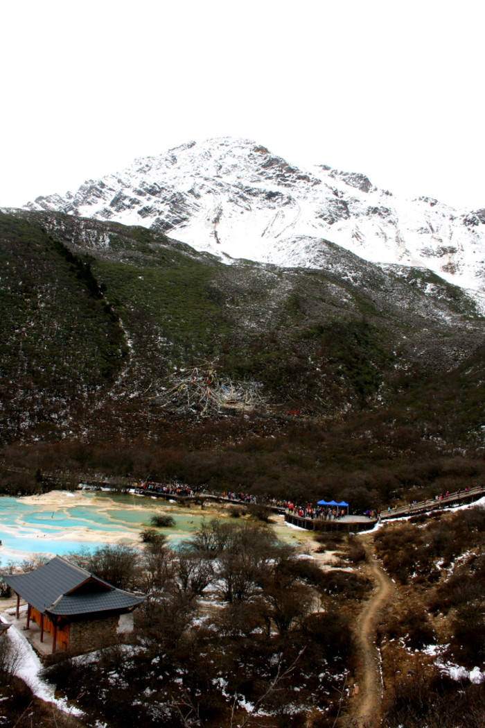 海拔5000多米的珉山主峰雪寶鼎下建有一座寺廟.