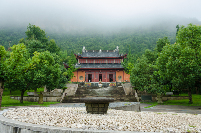 山下的昭灵宫历史悠久,是一处道教圣地,不过原先的殿堂早已损毁,现存