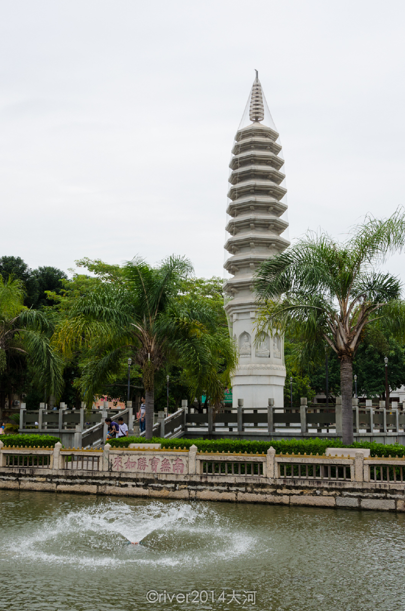 两座万寿塔端坐在放生池的两侧,是南普陀寺的标志.