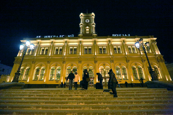 前往北极参加圣诞庆典的极地特快还是驶向霍格莫德车站的霍格沃兹特快