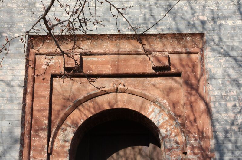 照片显示的是设置在塔身下方的塔门(不予