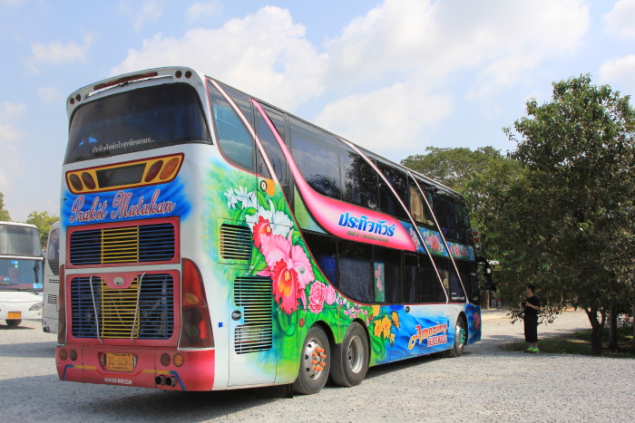 我们的大巴来了,帅气而漂亮的双层大巴,它将陪伴我们在泰国的六天.