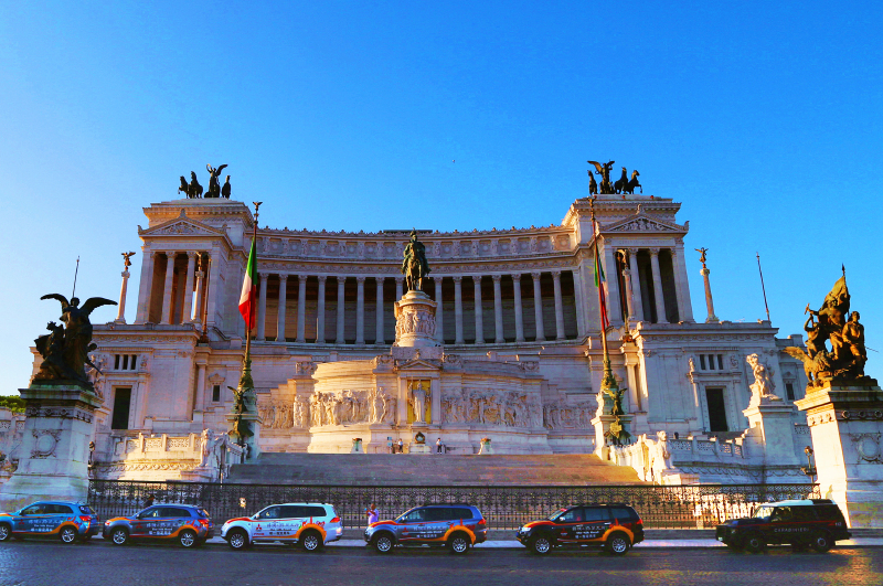 威尼斯广场位于罗马市中心的圆形广场.