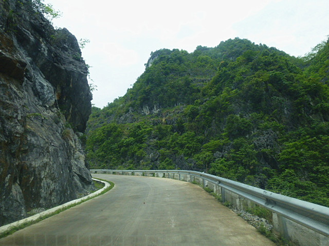 陰陽山,屬岩溶象形山石,亦稱鴛鴦山.