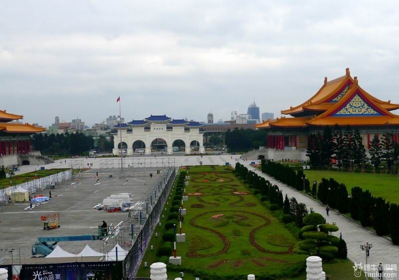 广场左手边的中式建筑是国家戏剧院,右边是音乐厅,正面是中正纪念堂