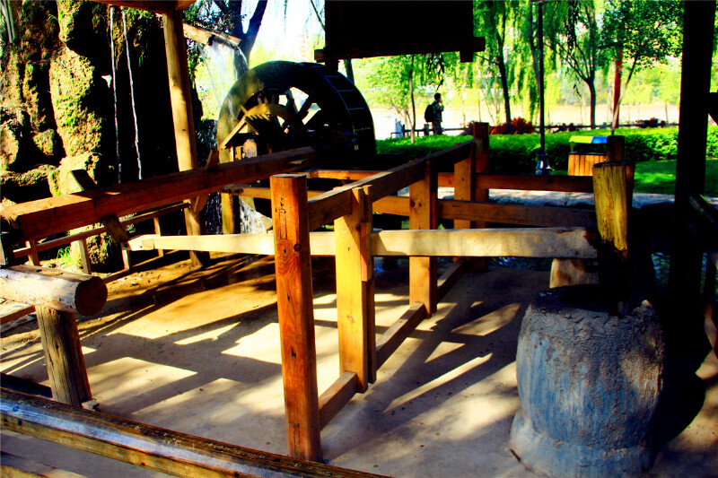 这里演示的是以水为动力用来舂米.