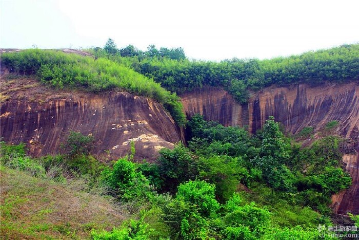 jpg   山麓的草棚是一个羊圈.后面的山体已露出丹霞地貌的端倪.