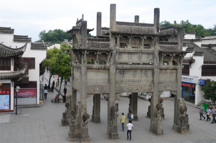 作为全国少见的明代大型石牌坊和全国现存唯一的一座八脚牌楼,它早已