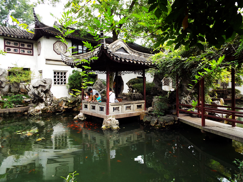 由小蓬莱过曲桥到碧池东岸,岸边有一四角单檐歇山顶小亭,名叫"濠濮亭"