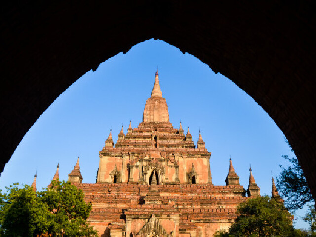 画好特纳卡出来,我明显的感觉到外面的马车夫们看我的眼神都两眼放光