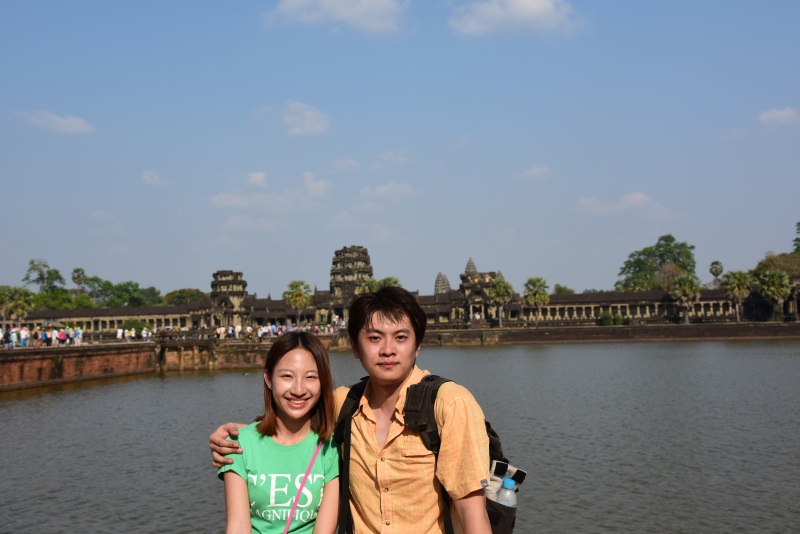   戏水的柬埔寨小孩儿