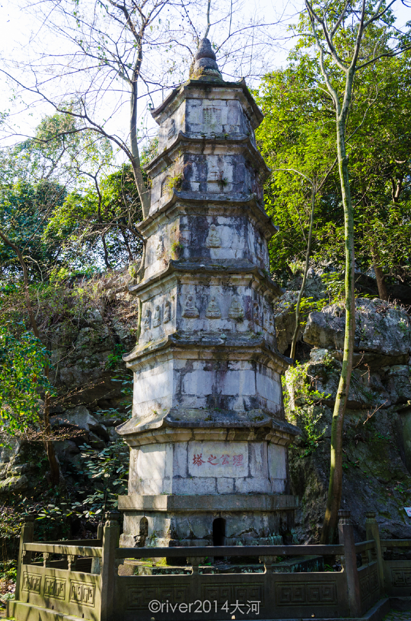 暖风熏得游人醉,花红柳绿满杭州.