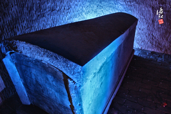 走累了,地宫好大.小锋一个人在这个棺材旁边休息一下