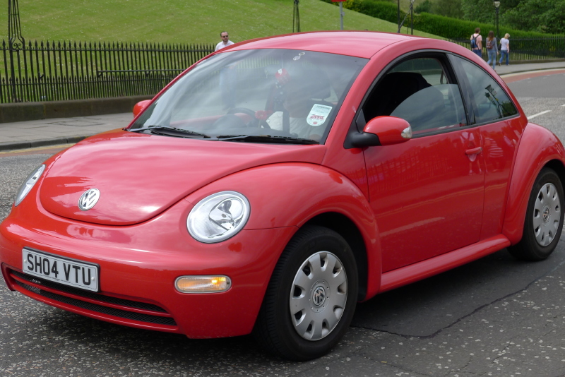 王子大街上奔驰着的"甲壳虫"大众汽车,摄于