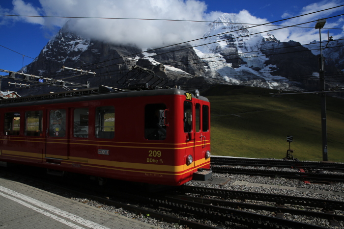 我们乘坐的齿轮火车是瑞士人设计的可以爬上云端的火车,人类智慧的