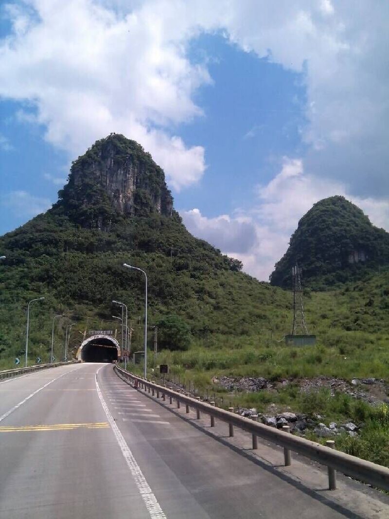 清连高速很震撼,过了六甲洞隧道后好像是喀斯特峰林地貌,不说其他的