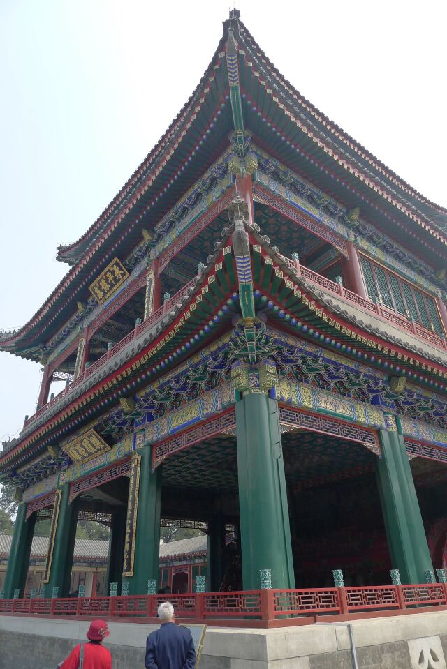 承德避暑山庄的清音阁并称清宫三大戏台,其中德和园大戏楼是这三座