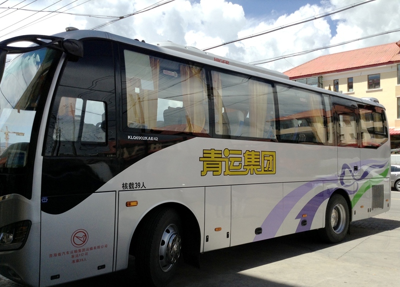 我们的旅游大巴,核载39人,实载26人,够宽绰