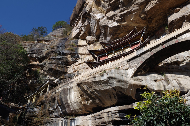 这些石窟分布在石宝山的石钟寺,狮子关