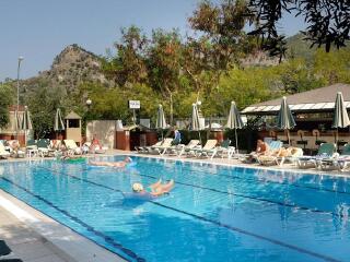 拜尔扎克斯海滩俱乐部酒店