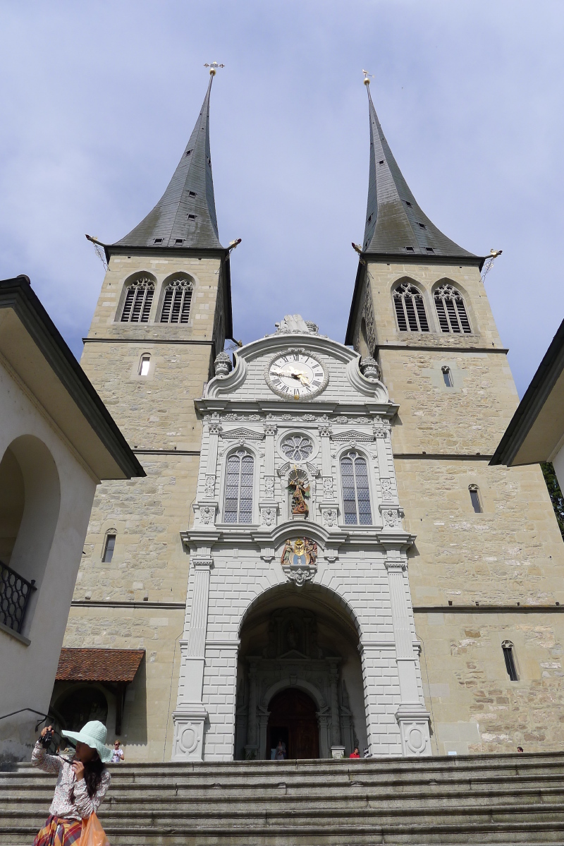 卢塞恩豪夫教堂的两个塔尖,高耸入云端,在很远的地方就能看到,十分