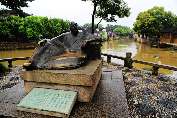 《枫桥夜泊》是唐朝安史之乱后,诗人张继途经寒山寺时,写下的一首羁旅