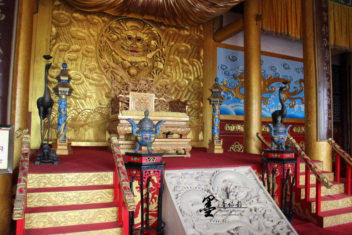 一路行至到景区中央,远远的就看到了龙亭大殿.