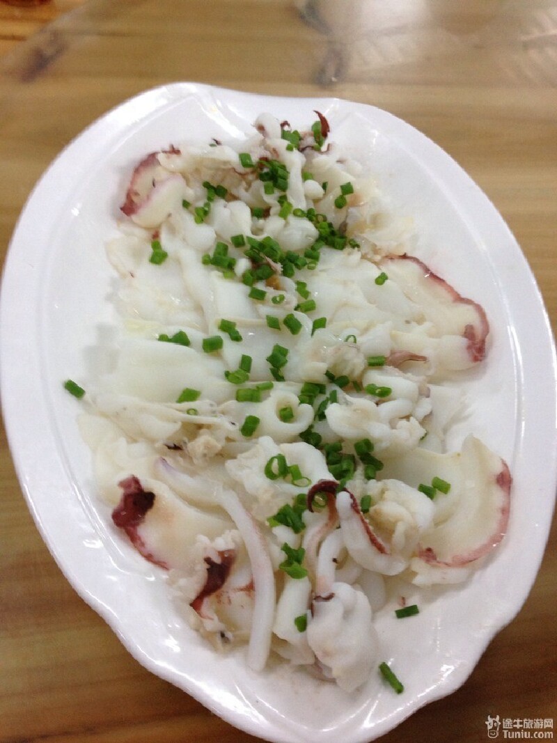 墨鱼清蒸沾芥末吃的,真好吃海白,外面的没有一家加工店能做出这样的