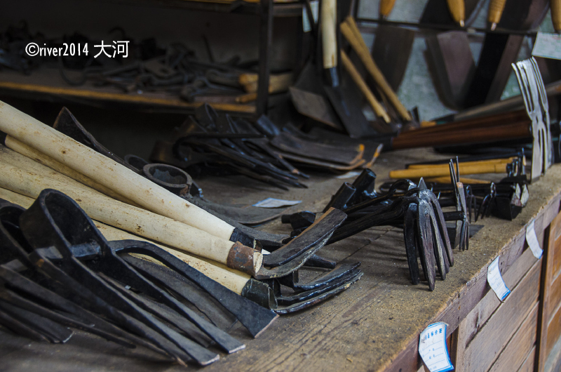 铁匠坊正在制作各种农具,现在多是陈设