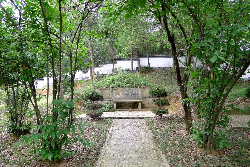 不是徐枳照片显示的是徐渭纪念室中的部分内容徐渭墓园景色位于徐渭墓