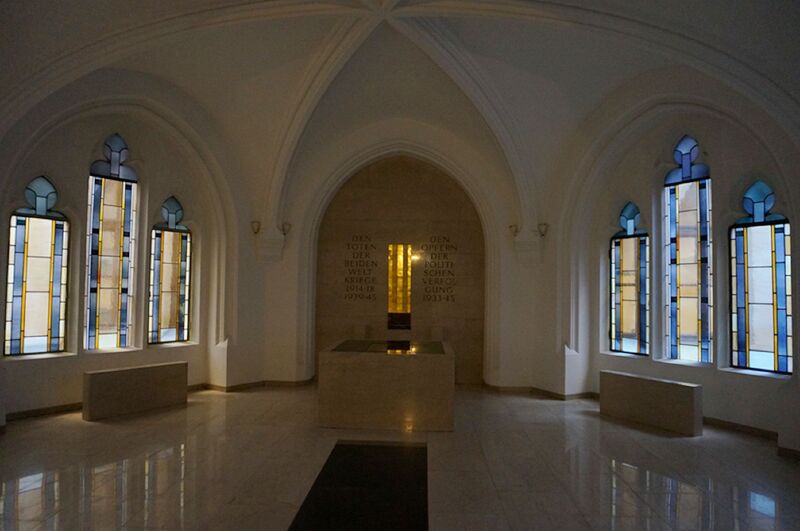 这种拱顶称为交叉肋拱,也是哥特式建筑的特色之一