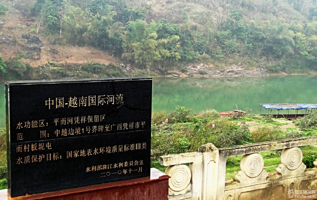 沿边公路有很长一段沿着中越这条界河.