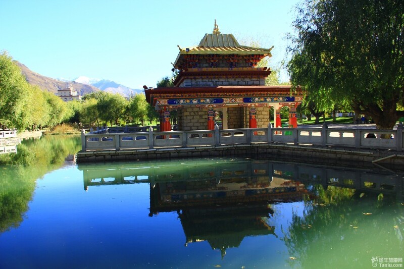   秀丽的罗布林卡外观.