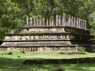 波隆纳鲁沃莲花佛堂