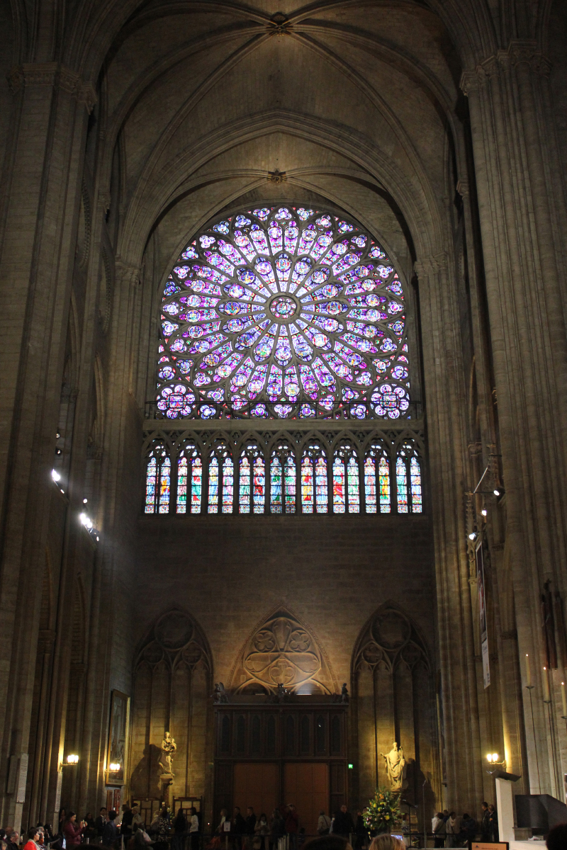      巴黎圣母院室内